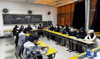 基础教学部举办“用《论语》智慧点亮现代生活”读书分享会