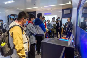 “背包里的思政课”走进飞腾 ——一堂行走在芯片一线的科技自强课