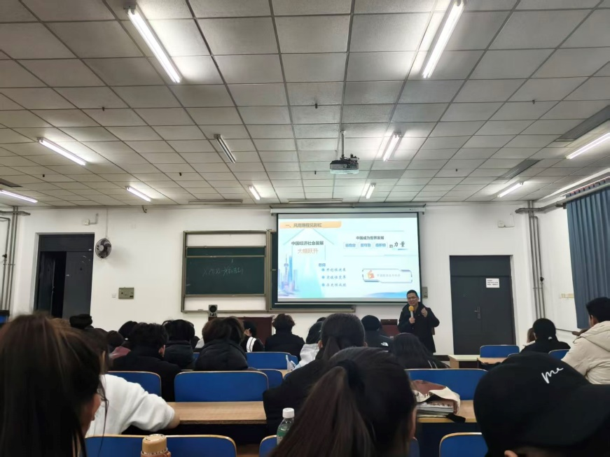 图片2郭占军老师为2025级学生解读全会精神
