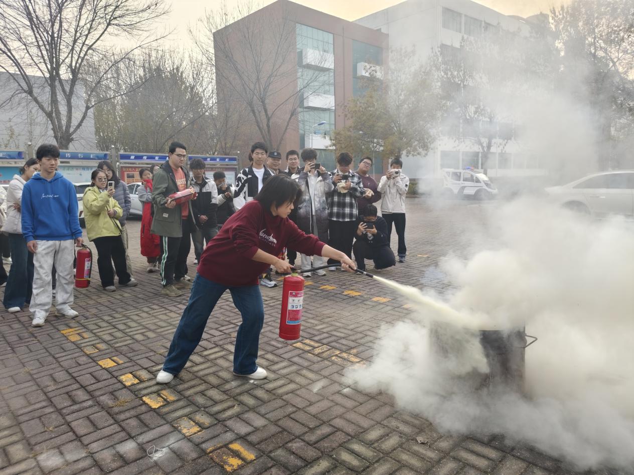 学生现场实操使用灭火器